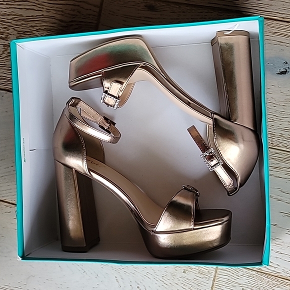 ✨️Metallic Rose gold Copper Rhinestone Platform sandal size 6.5 Nella - Picture 7 of 8